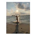 Rhea Chakraborty Instagram - Dancing to the beats of the waves !🌞#rheality