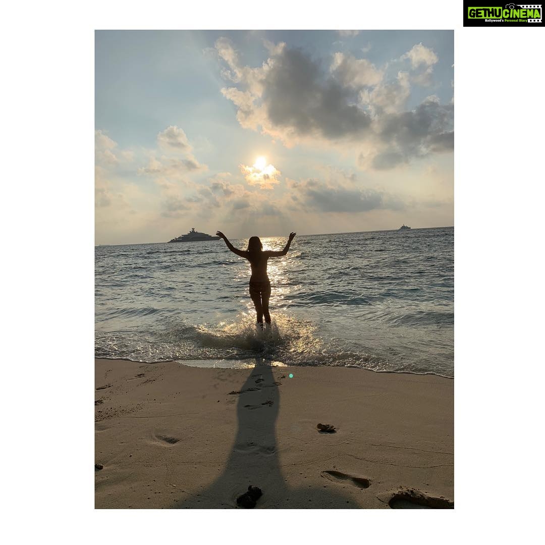 Rhea Chakraborty Instagram - Dancing to the beats of the waves !🌞#rheality