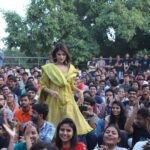 Rhea Chakraborty Instagram – Thankyou #Ahmedabad for all that love and all those Jalebis ! 💛  @varun.mitra @pushpdeepbhardwaj @jubin_nautiyal @maheshfilm  #teamjalebi