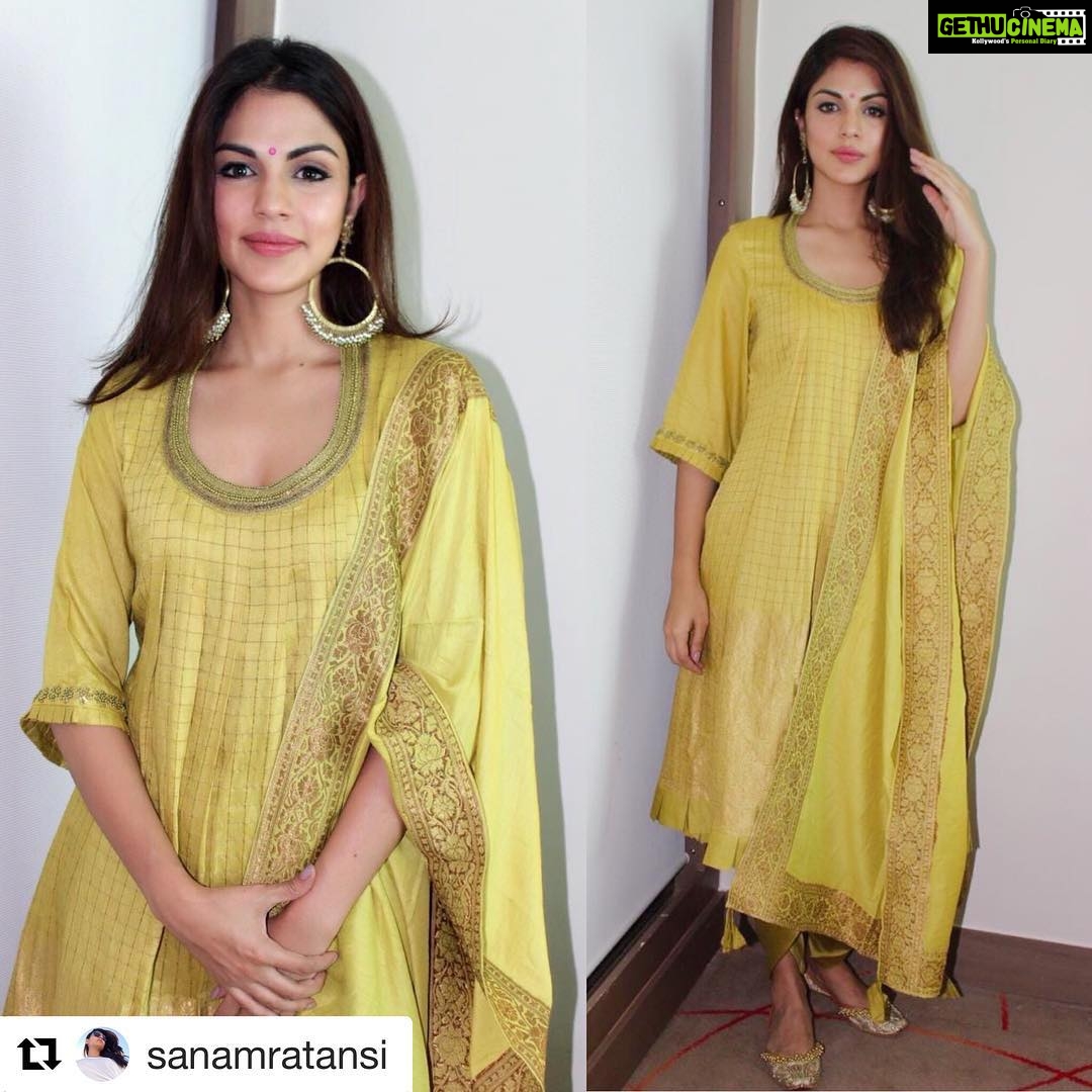 Rhea Chakraborty Instagram - #Jalebi Ahmedabad style ! Styled by @sanamratansi @style.cell ( assisted by @nikhitaniranjan ). Hair @vicharemeghna Makeup @anilshankerrao #Repost @sanamratansi with @get_repost ・・・ @rhea_chakraborty #jalebi in @_myoho_ earrings @sachdeva.ritika juttis @pastelsandpop Styled by @sanamratansi @style.cell Assisted by @nikhitaniranjan