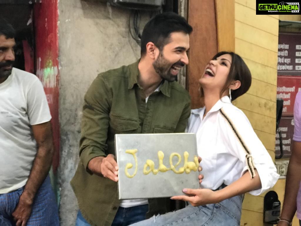 Rhea Chakraborty Instagram - Making #Jalebi in Jaipur ! Come meet me and Mr Jalebi , location on insta story ! #jalebihunt