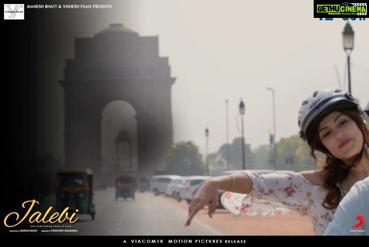 Rhea Chakraborty Instagram - #jalebi trailer crosses #10millionviews in one day ,come feel the love , go watch the trailer , link in the bio π @varun.mitra @pushpdeepbhardwaj @maheshfilm @suhritadas @pushpdeepbhardwaj @manojsoni24 @visheshfilms @sonymusicindia @viacom18