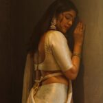 Rima Kallingal Instagram - പാലൊളി ചന്ദ്രികയില്‍ നിന്‍ മന്ദഹാസം കണ്ടുവല്ലോ… @neelavelichammovie Photographed @jaisonmadany Styled by @diyaaa_john Styling assisted by @geethanjali_897 Outfit @saltstudio MUA @priyamaudlin MUA assisted by @merins_remyamerin Editing @salgu_maan