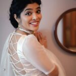 Rima Kallingal Instagram - @rimakallingal on-screen charisma is truly captured in these mesmerizing promotional photos. Behind every stunning photo, there’s a talented makeup artist. Thank you @makeupby_farz for your exceptional artistry that made Rima Kallingal's movie promotion look a true masterpiece! Your attention to detail and skillful touch truly brought out the best. It’s a privilege to work with such a talented artist like you!” #MakeupArtistExtraordinaire #MoviePromotionLook #StunningPhotography Dubai, United Arab Emirates