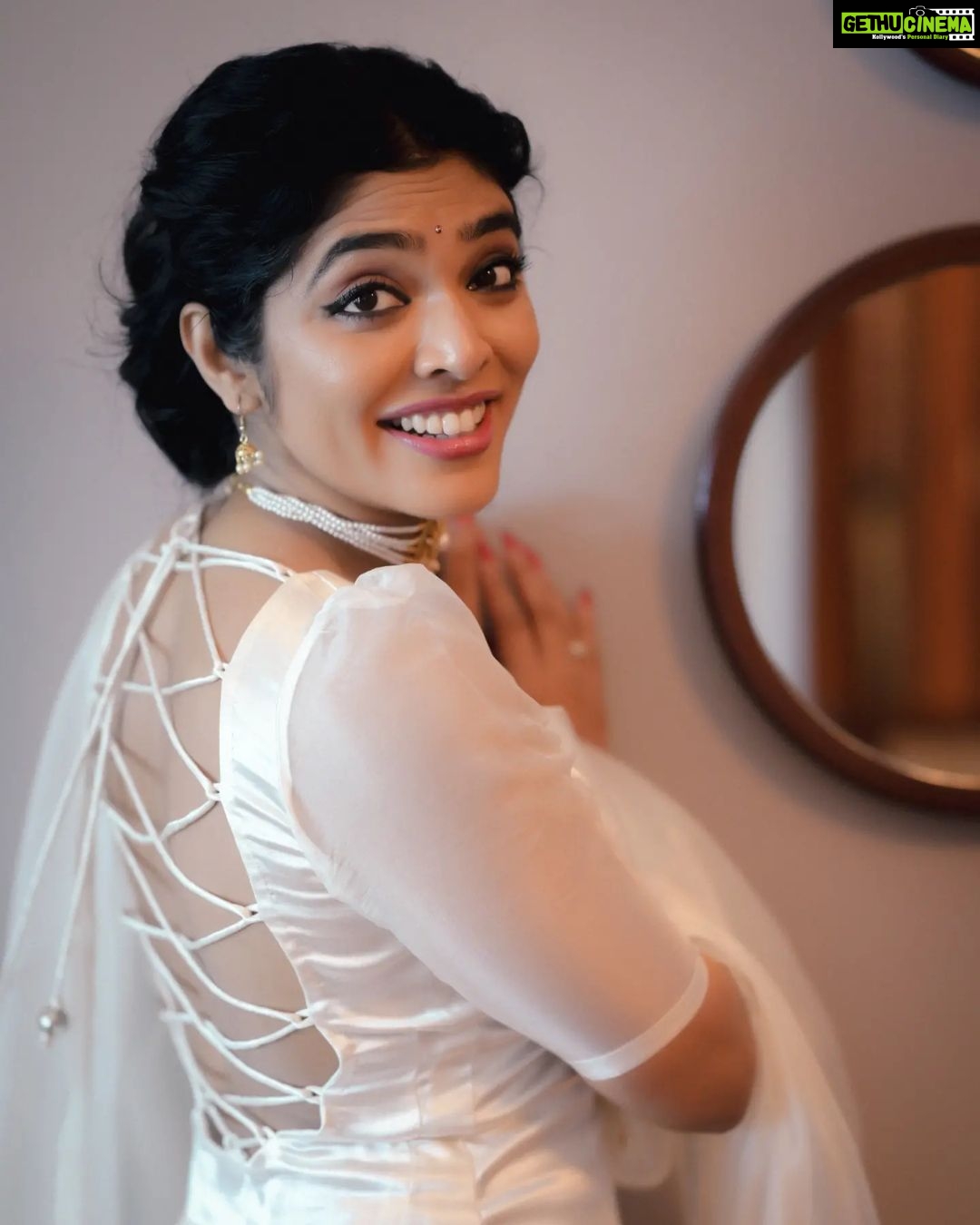 Rima Kallingal Instagram - @rimakallingal on-screen charisma is truly captured in these mesmerizing promotional photos. Behind every stunning photo, there’s a talented makeup artist. Thank you @makeupby_farz for your exceptional artistry that made Rima Kallingal's movie promotion look a true masterpiece! Your attention to detail and skillful touch truly brought out the best. It’s a privilege to work with such a talented artist like you!” #MakeupArtistExtraordinaire #MoviePromotionLook #StunningPhotography Dubai, United Arab Emirates