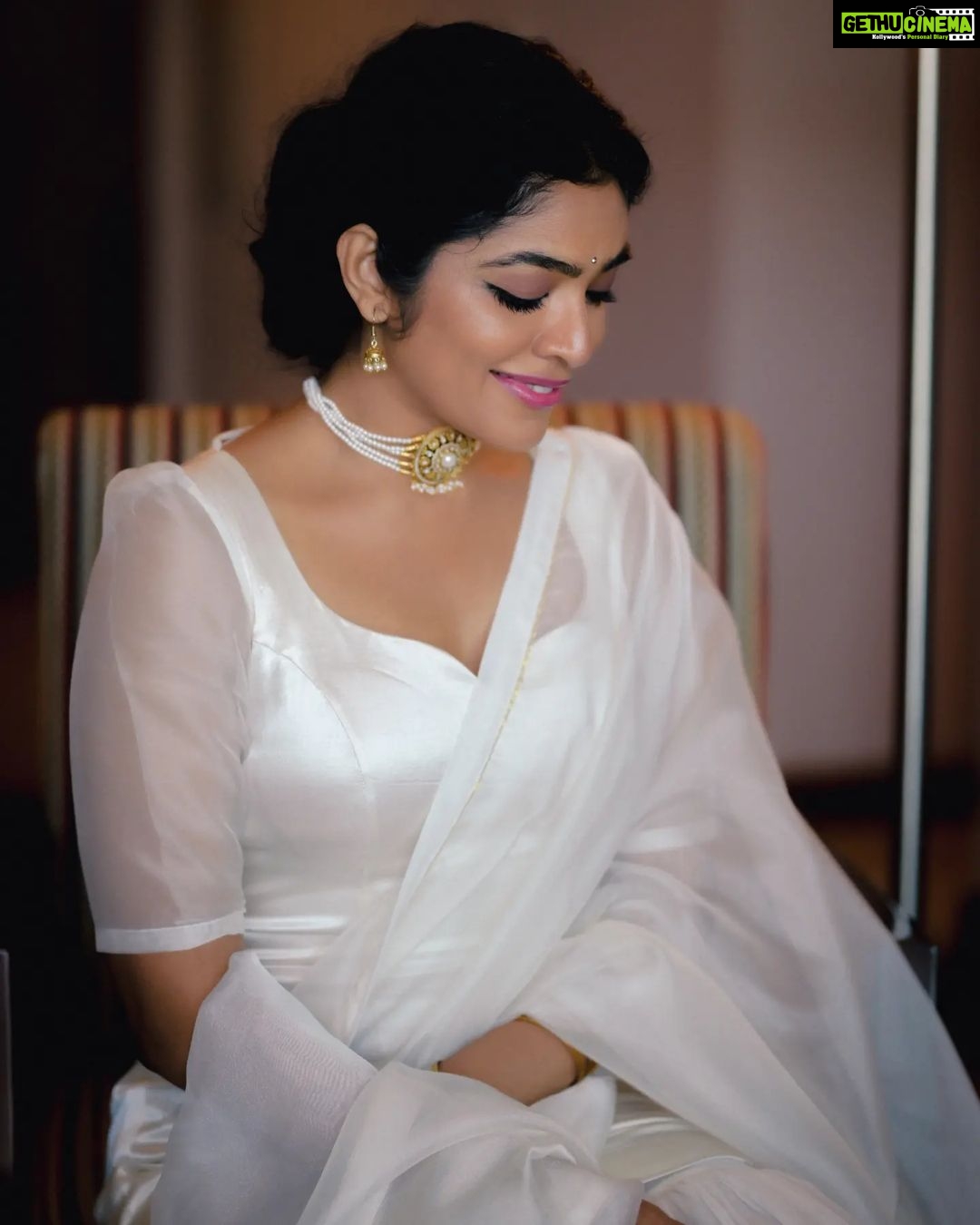 Rima Kallingal Instagram - @rimakallingal on-screen charisma is truly captured in these mesmerizing promotional photos. Behind every stunning photo, there’s a talented makeup artist. Thank you @makeupby_farz for your exceptional artistry that made Rima Kallingal's movie promotion look a true masterpiece! Your attention to detail and skillful touch truly brought out the best. It’s a privilege to work with such a talented artist like you!” #MakeupArtistExtraordinaire #MoviePromotionLook #StunningPhotography Dubai, United Arab Emirates