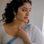 Rima Kallingal Instagram - Bhargavi is all set to go ! Had a great time glamming up @rimakallingal for @neelavelichammovie promotions. Captured by - @vibethinks #makeupartist #celebritymakeup #moviestar #glamorous #MalayalamIndustry #neelavelichammovie #tovinothomas #rimakallingal #roshanmathew #makeupartistindubai #makeup Dubai - دبى