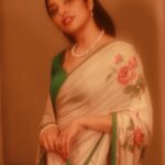 Rima Kallingal Instagram - Dekho chaand aaya … chaand nazar aaya...🌙🤍 . Eid Mubarak🤍 . Gorgeous:@rimakallingal 🤍 📸:@jaisonmadany Styled by: @diyaaa_john Styling assistan:@geethanjali_897 MUA:@shoshank_makeup Saree Draping: @drisya_thesareedrapist . #saree #whitesaree #white #whiteispure #puffsleeveblouse#skirt #blouse #rimakallingal # #queen #elegantoutfit #goddess #elegance #ethnicwear #ethnic #beauty #love #instagram #instagood #instadaily #insta #saltstudio #saltstudiokochi #bestboutiqueinkochi #greenblouse #floralsaree