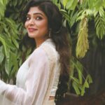 Rima Kallingal Instagram - A damsel with a dulcimer In a vision once I saw: And on her dulcimer she play’d, Singing of Mount Abora. -A damsel Styled @rn.rakhi Wearing @korvaiindia Jewellery @c.j.artisanboutique Photography @jaisonmadany . MUA @prabin_makeupartist Styling Assistants @bhadraramesh97 @susaaani_ @sandra_resmi
