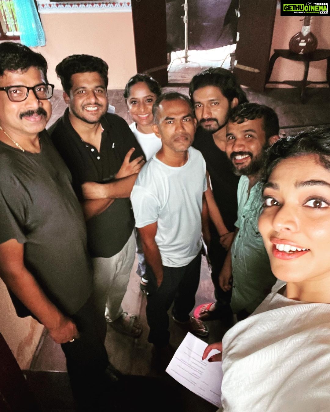 Rima Kallingal Instagram - Directors team with Bhargavi 🌸 @alenelias619 , nikhil and Indian missing here. @neelavelichammovie on set.
