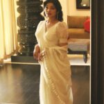 Rima Kallingal Instagram – Timeless charm of retro vibes with the stunning @rimakallingal in this saree look!🤍
.
.
📸: @jaisonmadany
Styling : @diyaaa_john 
Styling assistant: @geethanjali_897 
Mua: @shoshank_makeup 
Draping assisted by: @drisya_thesareedrapist 
Editing : @salgu_maan
.
.
#saree #whitesaree #white #whiteispure #puffsleeveblouse#skirt #blouse #rimakallingal # #queen  #elegantoutfit  #goddess #elegance #ethnicwear #ethnic #beauty #love #instagram #instagood #instadaily #insta #saltstudio #saltstudiokochi #bestboutiqueinkochi