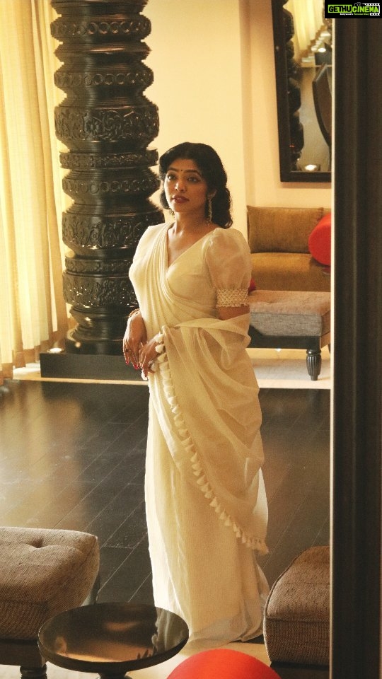 Rima Kallingal Instagram - Timeless charm of retro vibes with the stunning @rimakallingal in this saree look!๐ค . . ๐ธ: @jaisonmadany Styling : @diyaaa_john Styling assistant: @geethanjali_897 Mua: @shoshank_makeup Draping assisted by: @drisya_thesareedrapist Editing : @salgu_maan . . #saree #whitesaree #white #whiteispure #puffsleeveblouse#skirt #blouse #rimakallingal # #queen #elegantoutfit #goddess #elegance #ethnicwear #ethnic #beauty #love #instagram #instagood #instadaily #insta #saltstudio #saltstudiokochi #bestboutiqueinkochi
