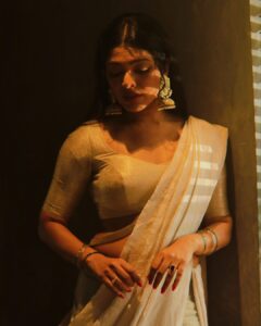 Rima Kallingal Instagram - പാലൊളി ചന്ദ്രികയില്‍ നിന്‍ 
മന്ദഹാസം കണ്ടുവല്ലോ…

@neelavelichammovie 
Photographed @jaisonmadany 
Styled by @diyaaa_john 
Styling assisted by @geethanjali_897 
Outfit @saltstudio 
MUA @priyamaudlin 
MUA assisted by @merins_remyamerin 
Editing @salgu_maan