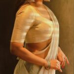 Rima Kallingal Instagram - പാലൊളി ചന്ദ്രികയില്‍ നിന്‍ മന്ദഹാസം കണ്ടുവല്ലോ… @neelavelichammovie Photographed @jaisonmadany Styled by @diyaaa_john Styling assisted by @geethanjali_897 Outfit @saltstudio MUA @priyamaudlin MUA assisted by @merins_remyamerin Editing @salgu_maan