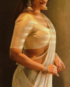 Rima Kallingal Instagram - പാലൊളി ചന്ദ്രികയില്‍ നിന്‍ 
മന്ദഹാസം കണ്ടുവല്ലോ…

@neelavelichammovie 
Photographed @jaisonmadany 
Styled by @diyaaa_john 
Styling assisted by @geethanjali_897 
Outfit @saltstudio 
MUA @priyamaudlin 
MUA assisted by @merins_remyamerin 
Editing @salgu_maan
