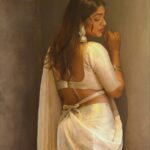 Rima Kallingal Instagram - പാലൊളി ചന്ദ്രികയില്‍ നിന്‍ മന്ദഹാസം കണ്ടുവല്ലോ… @neelavelichammovie Photographed @jaisonmadany Styled by @diyaaa_john Styling assisted by @geethanjali_897 Outfit @saltstudio MUA @priyamaudlin MUA assisted by @merins_remyamerin Editing @salgu_maan