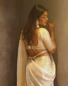 Rima Kallingal Instagram - പാലൊളി ചന്ദ്രികയില്‍ നിന്‍ 
മന്ദഹാസം കണ്ടുവല്ലോ…

@neelavelichammovie 
Photographed @jaisonmadany 
Styled by @diyaaa_john 
Styling assisted by @geethanjali_897 
Outfit @saltstudio 
MUA @priyamaudlin 
MUA assisted by @merins_remyamerin 
Editing @salgu_maan