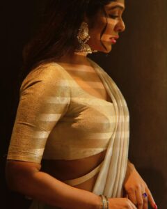 Rima Kallingal Instagram - പാലൊളി ചന്ദ്രികയില്‍ നിന്‍ 
മന്ദഹാസം കണ്ടുവല്ലോ…

@neelavelichammovie 
Photographed @jaisonmadany 
Styled by @diyaaa_john 
Styling assisted by @geethanjali_897 
Outfit @saltstudio 
MUA @priyamaudlin 
MUA assisted by @merins_remyamerin 
Editing @salgu_maan