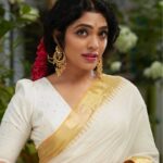 Rima Kallingal Instagram - 🤍 . @rimakallingal 🤍 . 📸:@jaisonmadany Styling: @diyaaa_john MUA: @brandy_makeup_artist . . . #elegance #ethnic #ethnicwear #whitesaree #whiteblouse #indianwear #jewellery #rimakallingal #sareedraping #saltstudio #bestboutiqueinkochi #whiteispure #smile #hearts #love #kasavusaree #keralawear #sareefashion