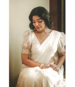 Rima Kallingal Instagram - Timeless charm of retro vibes with the stunning @rimakallingal in this saree look!🤍
.
.
📸: jaisonmadany 
Styling : @diyaaa_john 
Styling assistant: @geethanjali_897 
Mua: @shoshank_makeup 
Draping assisted by: @drisya_thesareedrapist 
Editing : @salgu_maan