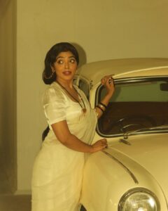 Rima Kallingal Instagram - Styled @rimakallingal 
for @neelavelichammovie #promotions 

𝘽𝙝𝙖𝙧𝙜𝙖𝙫𝙞
From the scripts of Basheer, spilling timeless beauty and charm. 
Photographed @jaisonmadany 
Wearing @diariesofnomad 
MUA @shoshank_makeup 
.
Styling assistants @susaaani_ @sandra_resmi 
Edit @salgu_maan 
#neelavelichammovie #neelavelicham #movies #cinema #retro #basheer