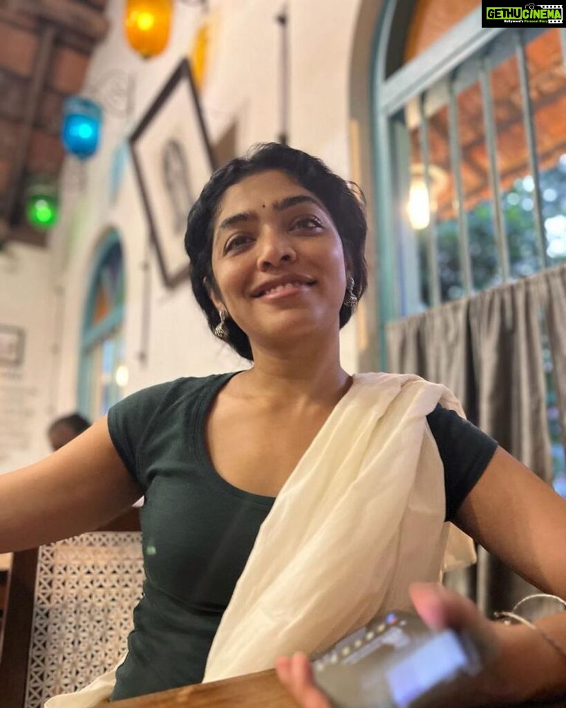 Rima Kallingal Instagram - You glow differently after a whole day of learning and when your friend is clicking your pic @officialaditibalan 🌹 Natanakairali