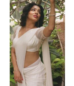 Rima Kallingal Instagram - Timeless charm of retro vibes with the stunning @rimakallingal in this saree look!🤍
.
.
📸: jaisonmadany 
Styling : @diyaaa_john 
Styling assistant: @geethanjali_897 
Mua: @shoshank_makeup 
Draping assisted by: @drisya_thesareedrapist 
Editing : @salgu_maan