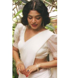 Rima Kallingal Instagram - Timeless charm of retro vibes with the stunning @rimakallingal in this saree look!🤍
.
.
📸: jaisonmadany 
Styling : @diyaaa_john 
Styling assistant: @geethanjali_897 
Mua: @shoshank_makeup 
Draping assisted by: @drisya_thesareedrapist 
Editing : @salgu_maan