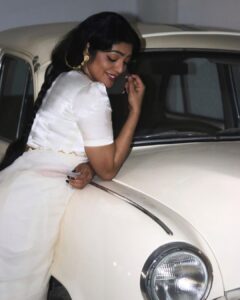 Rima Kallingal Instagram - Styled @rimakallingal 
for @neelavelichammovie #promotions 

𝘽𝙝𝙖𝙧𝙜𝙖𝙫𝙞
From the scripts of Basheer, spilling timeless beauty and charm. 
Photographed @jaisonmadany 
Wearing @diariesofnomad 
MUA @shoshank_makeup 
.
Styling assistants @susaaani_ @sandra_resmi 
Edit @salgu_maan 
#neelavelichammovie #neelavelicham #movies #cinema #retro #basheer