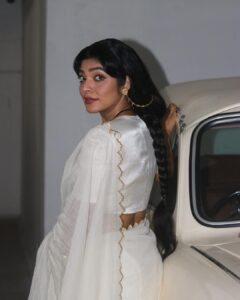 Rima Kallingal Instagram - Styled @rimakallingal 
for @neelavelichammovie #promotions 

𝘽𝙝𝙖𝙧𝙜𝙖𝙫𝙞
From the scripts of Basheer, spilling timeless beauty and charm. 
Photographed @jaisonmadany 
Wearing @diariesofnomad 
MUA @shoshank_makeup 
.
Styling assistants @susaaani_ @sandra_resmi 
Edit @salgu_maan 
#neelavelichammovie #neelavelicham #movies #cinema #retro #basheer