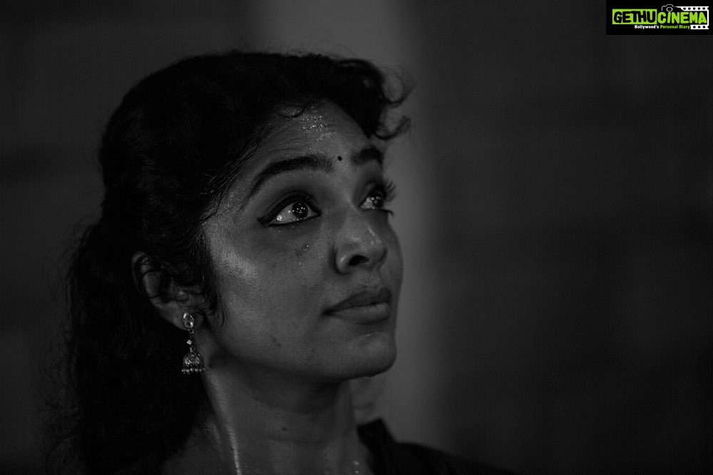 Rima Kallingal Instagram - Navarasasandhana at @natanakairali . Forever grateful to Venuji for opening his heart and space to us students. Forever indebted 💙🌸 Pictures by @manojparameswaran 🌹