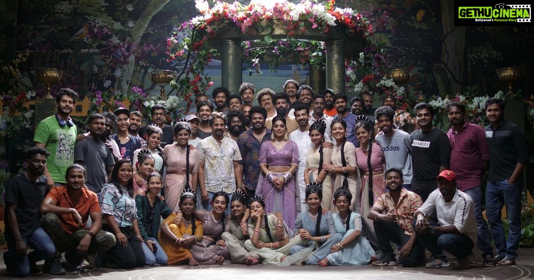 Rima Kallingal Instagram - May Day wishes from team @neelavelichammovie 💙 (this is just 1/4 th of the crew that worked in the movie.. just saying .. it a not about who is in this picture alone.)
