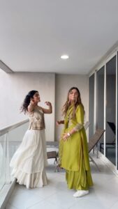 Rima Kallingal Instagram - I’m actually surprised to see her doing well in this challenge ( since she’s doing it for the first time) and so is her movie doing pretty well ❤️. Damn! #neelavelicham also guys, I watched the movie last night and it’s amazing, make sure you watch it cuz there’s a twist awaiting you that’s  incredibly cute yet shocking! @rimakallingal @aashiqabu @roshan.matthew @tovinothomas @neelavelichammovie

Also I’m wearing @vesimi by @atinirmal.g.pagarani