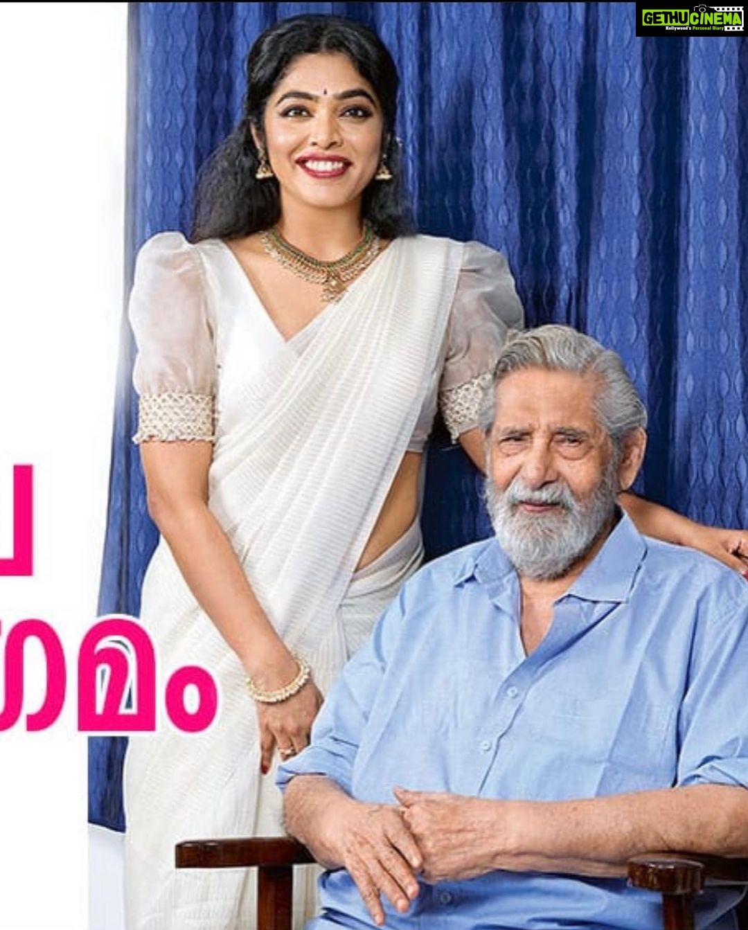 Rima Kallingal Instagram - When Bhargavi met Sahithyakaran from another era who also happens to be the cutest super star ever 💙🌸 Thank you @vanithamagazine for making this happen 🌹