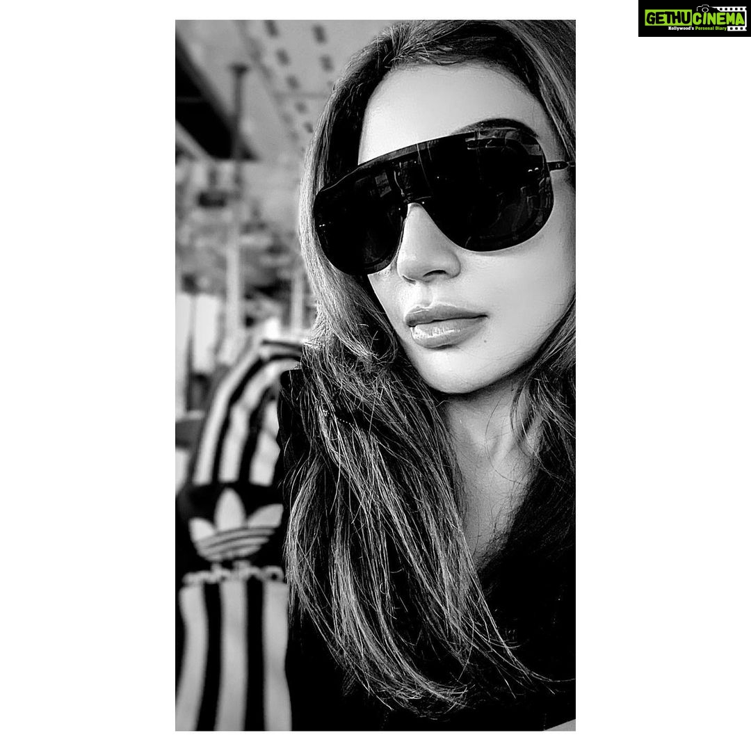 Rimi Sen Instagram - #instagood #instagram #insta #instadaily #instamood #instalike #instalove #instacool #instaphoto #viralreels #viral #viralvideos #viralpost #explorepage✨ #explore #explorepage #exploremore #blacknwhite #blackandwhite #blackandwhitephotography #selfie #reelsinstagram #photooftheday #picoftheday DoubleTree Suites by Hilton Bangalore