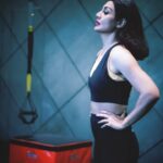 Rimi Sen Instagram - Small lil interactions with @danish.transformer in between the sets… thank you so much for always taking care of my forms and tolerating my never ending tantrums…😄👊🙌 @cloud9gymandheriwest @thenayabombaywala #fitness #workout Mumbai, Maharashtra