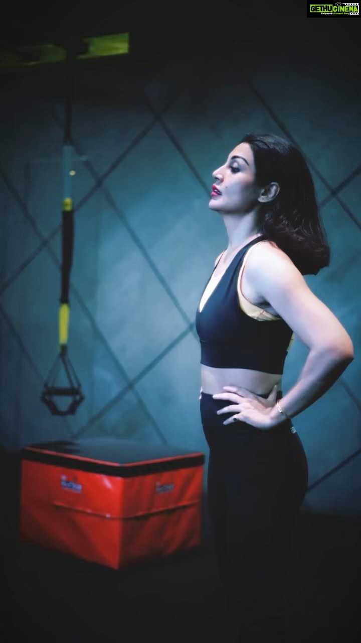 Rimi Sen Instagram - Small lil interactions with @danish.transformer in between the sets… thank you so much for always taking care of my forms and tolerating my never ending tantrums…😄👊🙌 @cloud9gymandheriwest @thenayabombaywala #fitness #workout Mumbai, Maharashtra