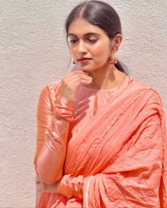 Rinku Rajguru Instagram - "THE TRUE BEAUTY IN A WOMAN IS
REFLECTED IN HER SOUL.🌸💕
Outfit: @advikafashion_