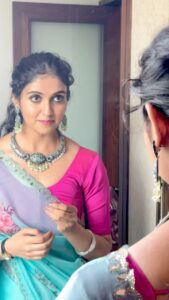 Rinku Rajguru Instagram - आईना कब किसको सच बता पाया है, जब देखा दायाँ तो बाया ही नज़र आया है….. Jwellary @jizajewellerystudio Outfit by @anushricreations12