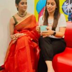 Rinku Rajguru Instagram – बरोबर बोलले ना ? 😜❤️🤗 @iamrinkurajguru 
.
.
.
#rjshrutii #rinkurajguru #archi #sairat #funnyreels #instareels #officefun #movies #marathijokes #promotions #AathvaRangaPremacha 
@redfmindia @magicfmmumbai