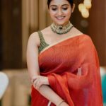 Rinku Rajguru Instagram – एक हुनर है चुप रहने का…
इक ऐब है कह देने का…
Wearing @re_weaves
Hairstyle @yogitasheth96 
Makeup @sandy__makeup_artist