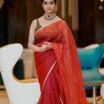 Rinku Rajguru Instagram – एक हुनर है चुप रहने का…
इक ऐब है कह देने का…
Wearing @re_weaves
Hairstyle @yogitasheth96 
Makeup @sandy__makeup_artist