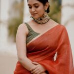 Rinku Rajguru Instagram – एक हुनर है चुप रहने का…
इक ऐब है कह देने का…
Wearing @re_weaves
Hairstyle @yogitasheth96 
Makeup @sandy__makeup_artist