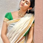 Rinku Rajguru Instagram - Reigning my love for the timeless classic!🌹 #sareelove❤️ #simply Somewhere Peaceful