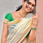 Rinku Rajguru Instagram - Reigning my love for the timeless classic!🌹 #sareelove❤️ #simply Somewhere Peaceful