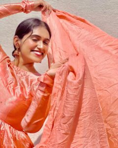 Rinku Rajguru Instagram - "THE TRUE BEAUTY IN A WOMAN IS
REFLECTED IN HER SOUL.🌸💕
Outfit: @advikafashion_
