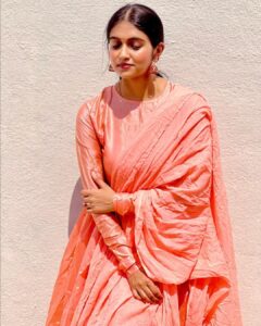 Rinku Rajguru Instagram - "THE TRUE BEAUTY IN A WOMAN IS
REFLECTED IN HER SOUL.🌸💕
Outfit: @advikafashion_