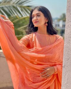 Rinku Rajguru Instagram - "THE TRUE BEAUTY IN A WOMAN IS
REFLECTED IN HER SOUL.🌸💕
Outfit: @advikafashion_