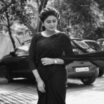 Rithika Tamil Selvi Instagram - We don’t grow when things are easy, we grow when we face challenges. “Win in ur mind and you will win in ur reality “👍 Have a good day people 🖤 Outfit @knotweddinghouse Hairdo @miss_rose_makeover PC : @naveen_shetty_04 . . . #rithika #tamil_rithika #vijaystars #vijaytelevision #rithikatamilselvi #blacklove #blacksaree #vijaytelevisionawards
