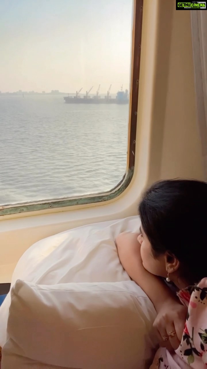Rithika Tamil Selvi Instagram - Just feel 🤩 . . . . . #rithika #tamil_rithika #reelsindia #reelsinstagram #oceanview #cruise #sailing #cordeliacruises